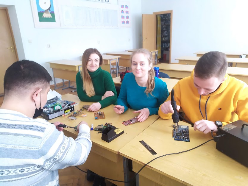 Хлопці й дівчата на рівні опановують електротехніку
